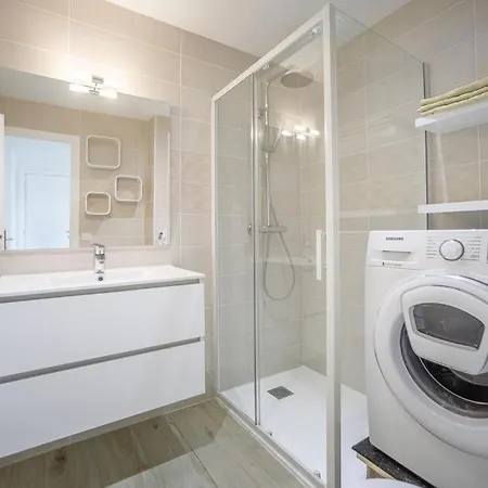 Superb Renovated - Terrace - 2 Min Away *